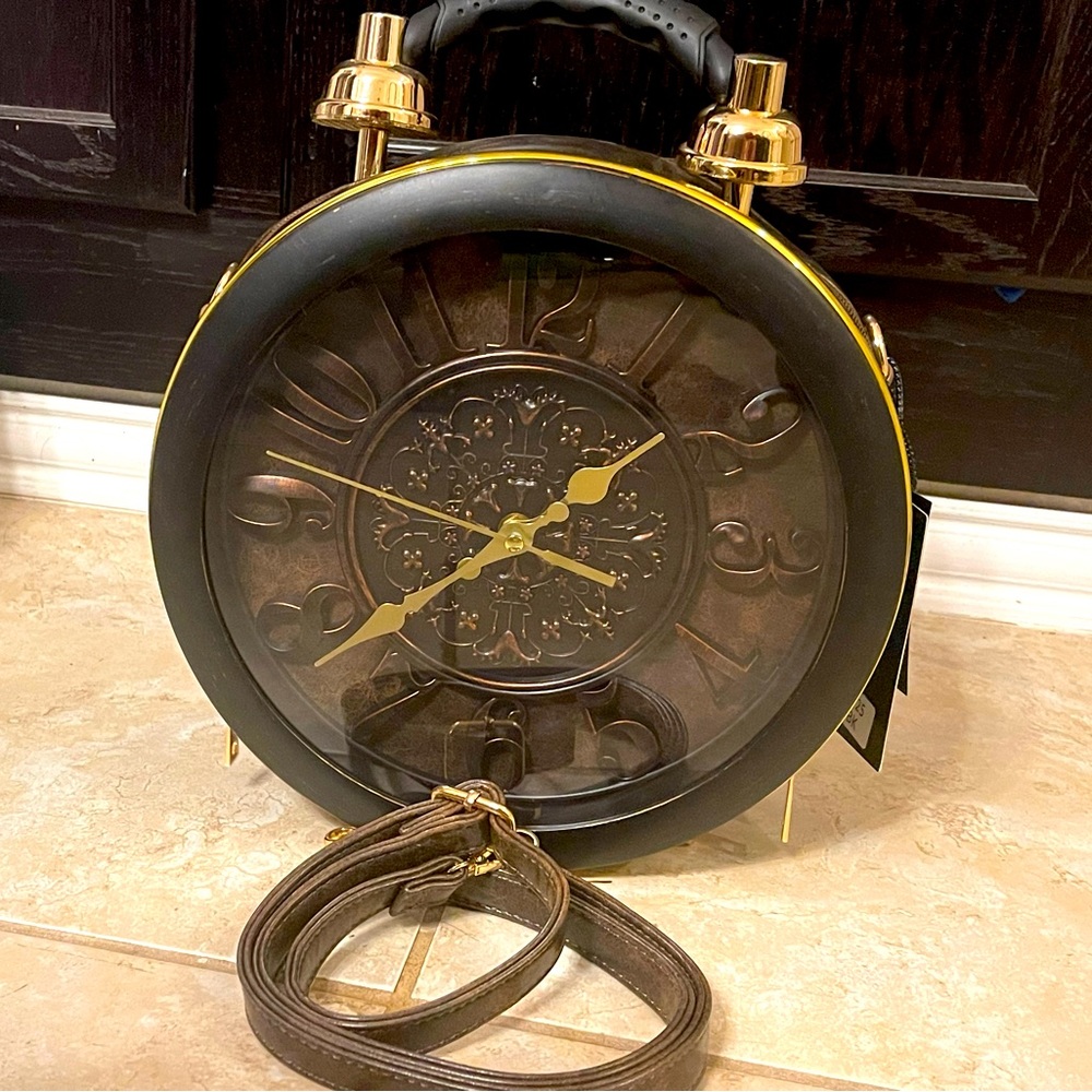 Clock Purse actually work’s battery included
